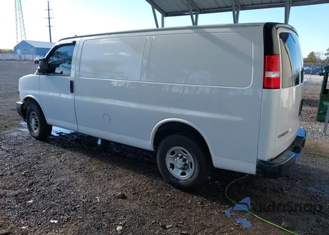 2018 Chevrolet Express 2500 Work Van z USA, uszkodzony, nr VIN 1GCWGAFP3J1272053